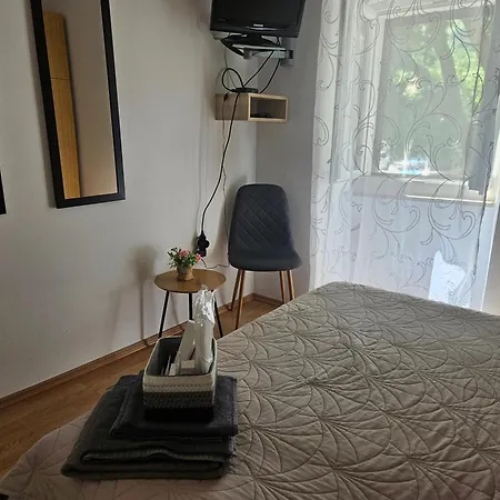 Sobe Biserka I Mario Pensión 3*